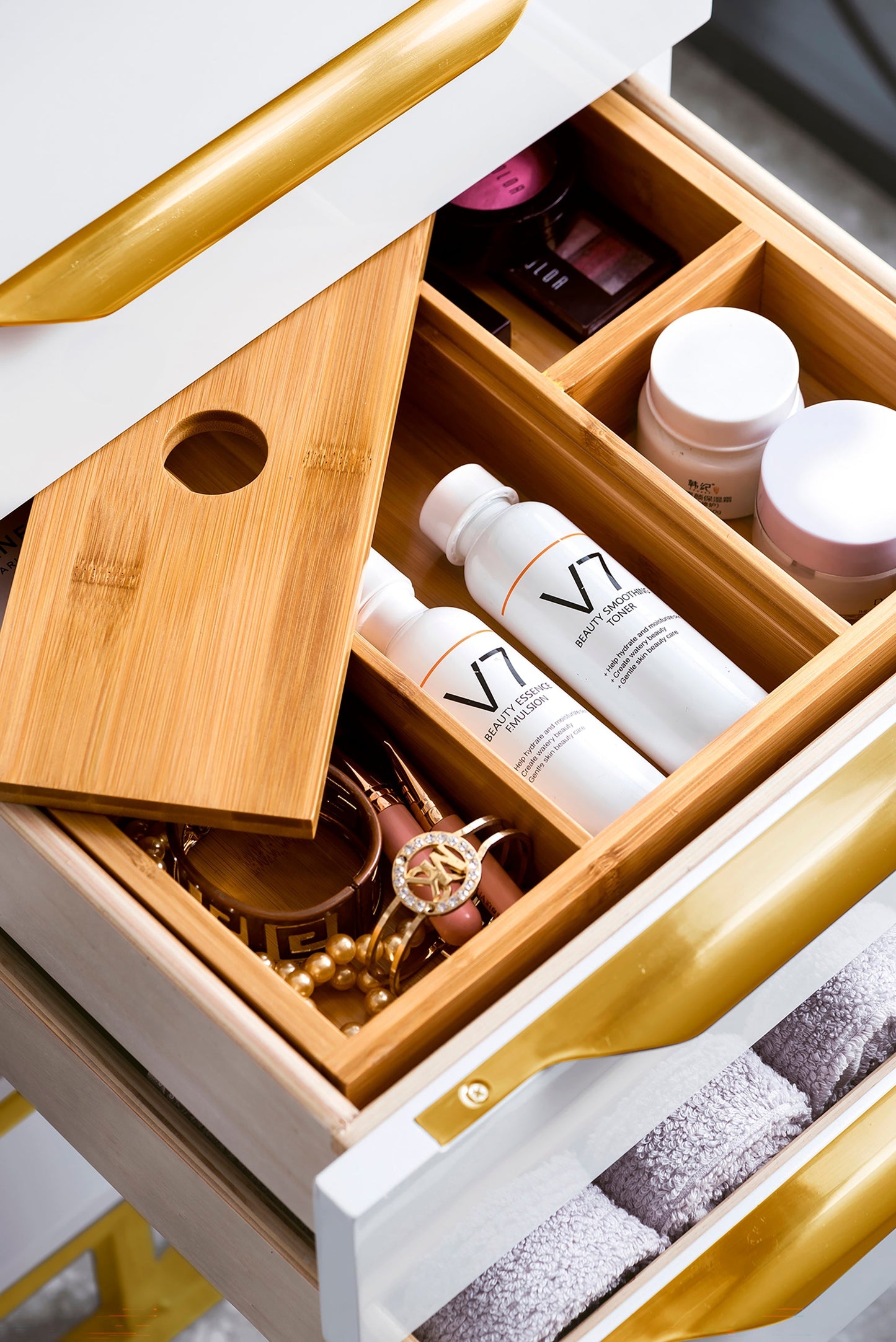 
                  
                    Columbia 36" Single Bathroom Vanity in Glossy White with Radiant Gold Base Single Bathroom Vanity James Martin Vanities 
                  
                