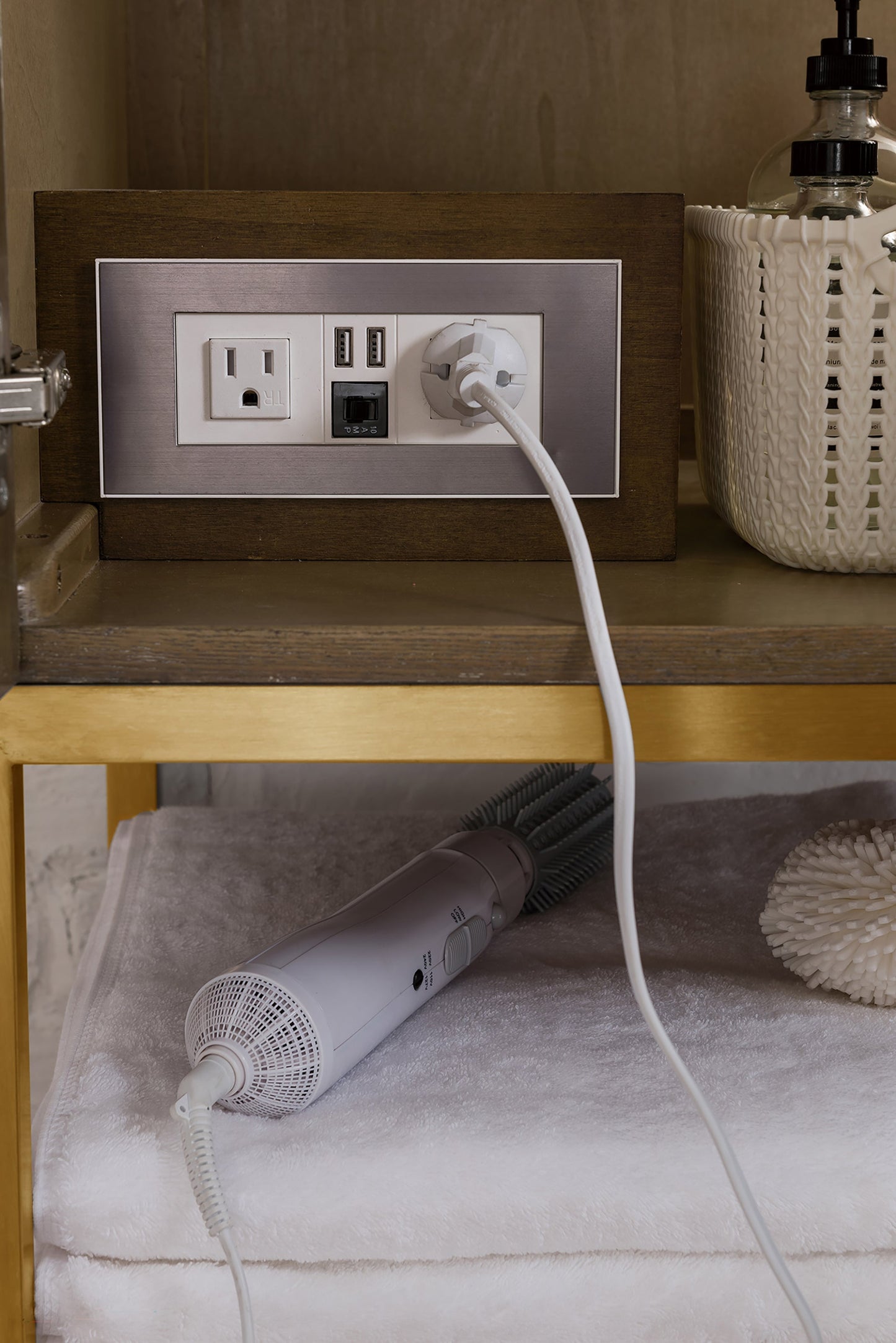 
                  
                    Columbia 36" Single Bathroom Vanity in Latte Oak with Radiant Gold Base Single Bathroom Vanity James Martin Vanities 
                  
                