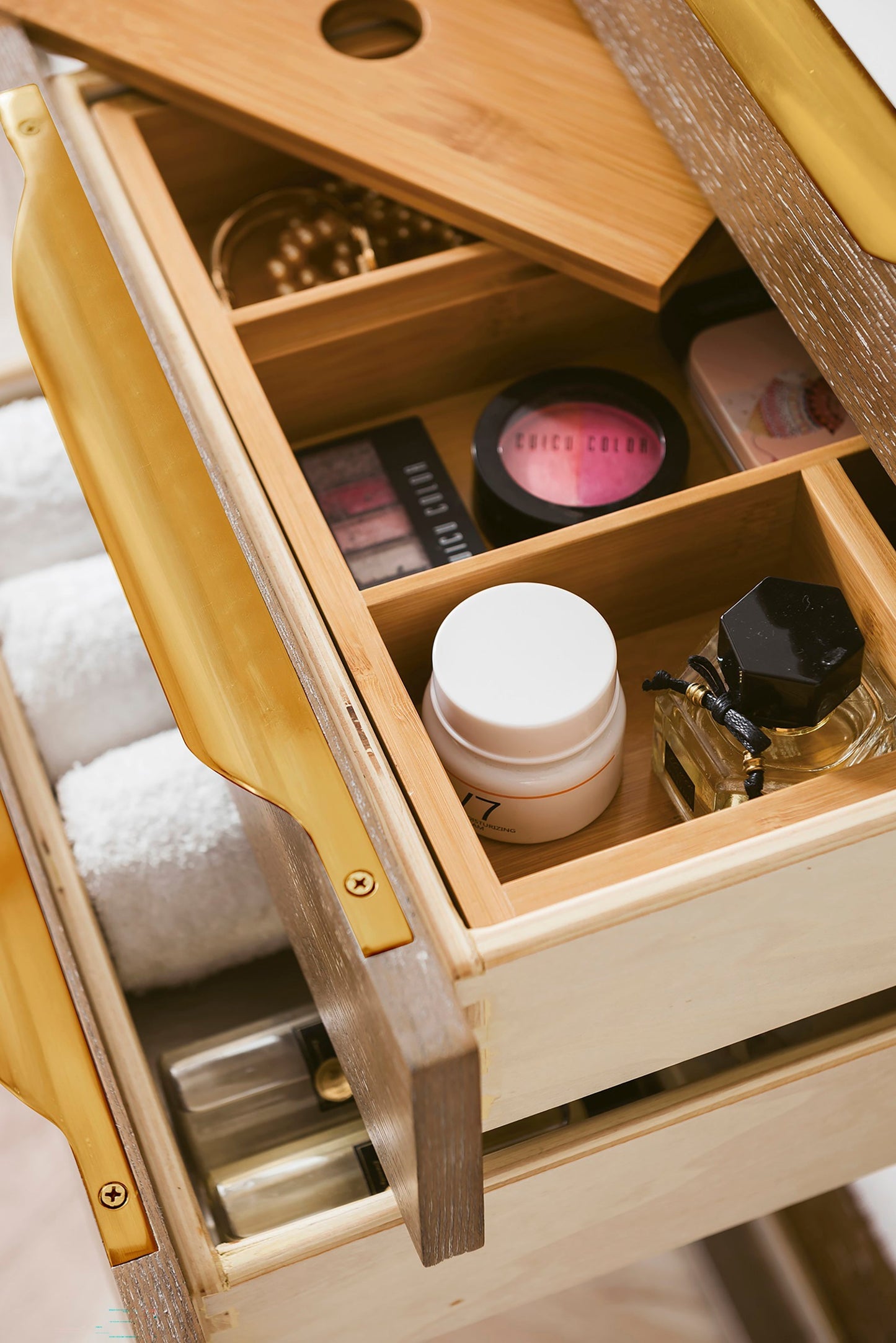 
                  
                    Columbia 36" Single Bathroom Vanity in Latte Oak with Radiant Gold Base Single Bathroom Vanity James Martin Vanities 
                  
                